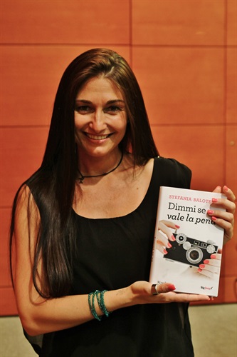 Stefania Balotelli con il suo romanzo pubblicato da Rizzoli