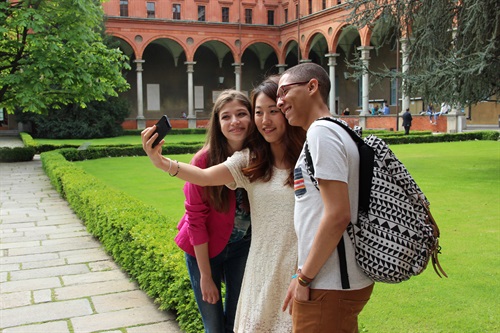 Studenti internazionali nei chiostri