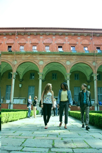 Studenti internazionali nei chiostri
