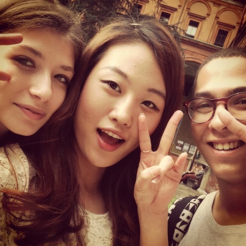 Studenti internazionali nei chiostri