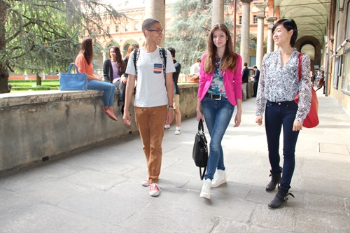 Studenti internazionali nei chiostri