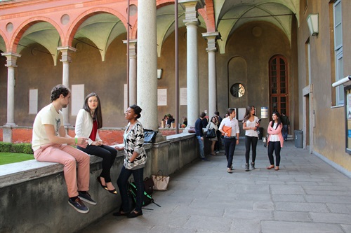 Studenti internazionali nei chiostri