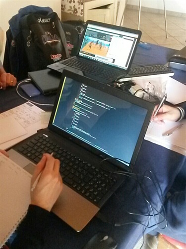 Ingegneri Moxoff al lavoro durante l'allenamento della nazionale maschile di pallavolo