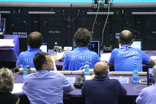 Ingegneri Moxoff al lavoro durante una partita della nazionale maschile di pallavolo