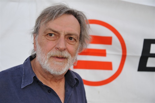 Gino Strada con logo Emergency