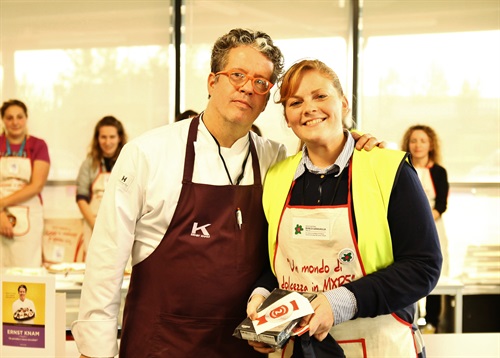 Ernst Knam con la seconda  classificata del premio, Elisabetta Squassabia, che ha preparato una sbrisolona con sorpresa
