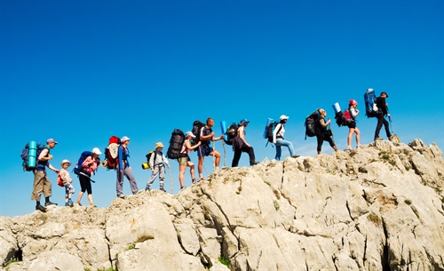 Un gruppo accompagnato da Guida in un'escursione in montagna