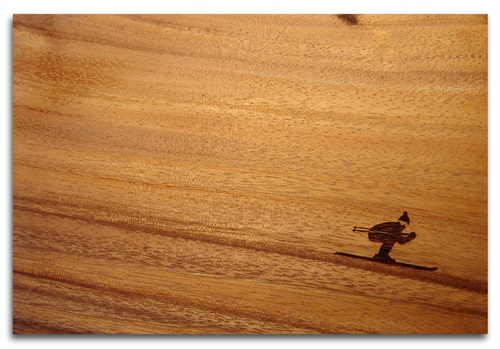 Tagliere piccolo con sciatore in legno di frassino.