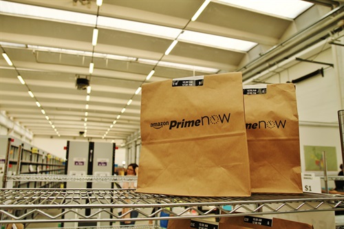 Uno dei primi pacchi Prime Now inviati nel giorno di avvio del servizio