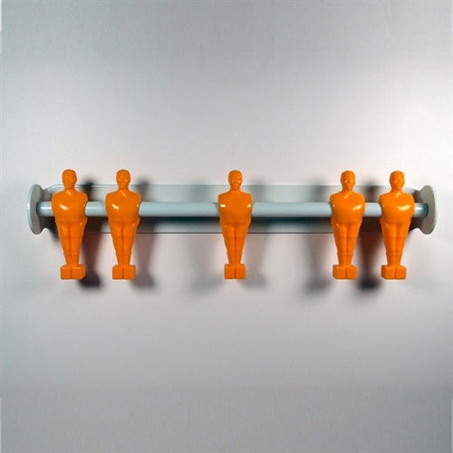 Appendiabiti bianco con players arancioni.