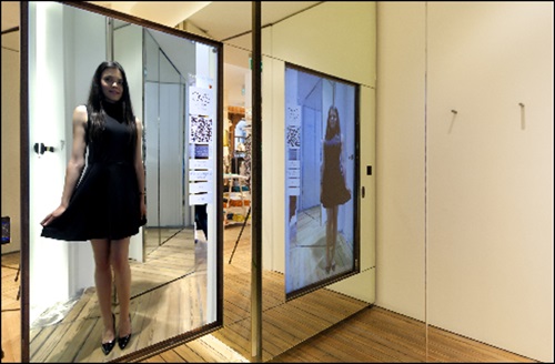 OVS – Grazie alla collaborazione con Demandware, leader nelle soluzioni di cloud commerce, il camerino è fornito di uno “specchio magico” che suggerisce i capi, richiede l’ausilio dell’assistente (nel caso si volessero provare taglie differenti) e pe