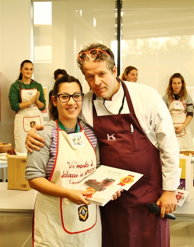 Ernst Knam con la terza  classificata del premio, Laura Giorio che ha preparato una torta ricotta e pere