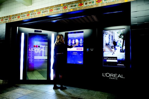 L’oreal – l’azienda francese ha sperimentato i “Beauty Bars” ossia dei chioschi interattivi che integrano una soluzione Digital Signage, all’interno dei supermercati. Una foto del viso è proiettata su uno schermo interattivo: la cliente ha quindi la 