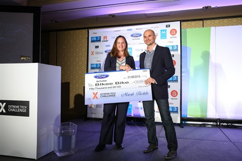 Matteo Spaggiari (CEO di Bikee Bike) riceve il premio da FORD all'interno del contest Extreme Tech Challenge 2015, al Consumer Electronic Show di Las Vegas.