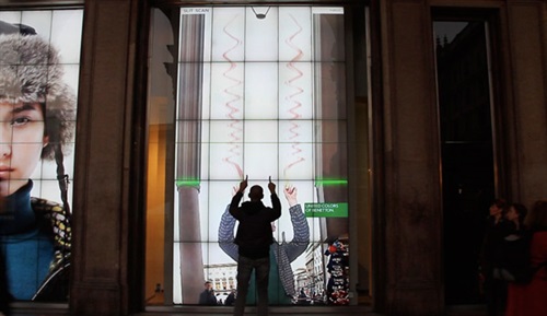 Benetton – Le “Live Windows” sfruttano la sensoristica di nuova generazione grazie a sistemi di motion capture e realtà aumentata: chi si trova davanti alla vetrina può giocare con le immagini proiettate grazie a diversi effetti che arricchiscono lo 