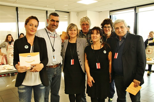 Tareq Rajjal, AD di Amazon Italia Logistica, il sindaco di Castel San Giovanni, Lucia Fontana, e i premiati delle tre associazioni.