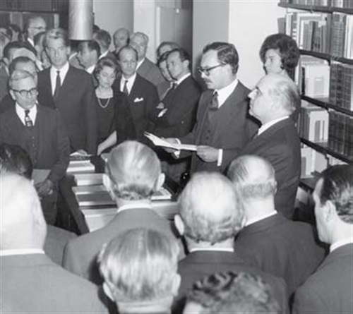 Giangiacomo Feltrinelli inaugura la sede di via Romagnosi 3 il 25 marzo 1961 alla presenza del ministro della Pubblica Istruzione Giacinto Bosco