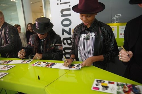 Skin e gli Skunk Anansie mentre firmano le copie del nuovo album di inediti Anarchytecture, pre-ordinabili in esclusiva su Amazon.it 