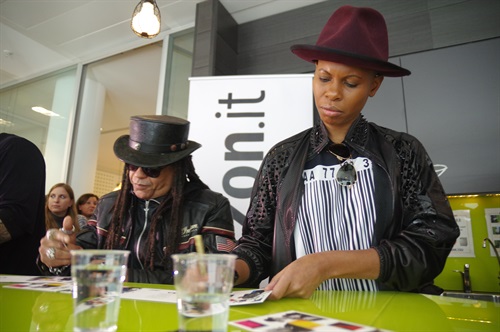 Skin e gli Skunk Anansie mentre firmano le copie del nuovo album di inediti Anarchytecture, pre-ordinabili in esclusiva su Amazon.it 