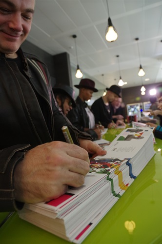 Gli Skunk Anansie mentre firmano le copie del nuovo album di inediti Anarchytecture, pre-ordinabili in esclusiva su Amazon.it 