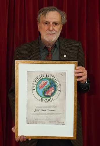 Gino Strada con il diploma ricevuto dal Parlamento svedese - Credit: Right
Livelihood Award Foundation/Wolfgang Schmidt