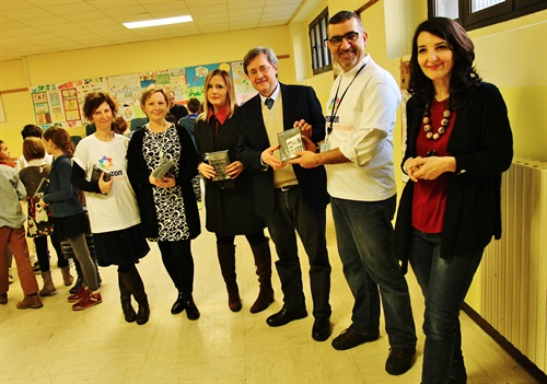 da destra: Giulia Piroli (Assessore alle politiche scolastiche e giovanili del comune di Piacenza), Tareq Rajjal (Responsabile del Centro di Distribuzione Amazon di Castel San Giovanni),  Giovanni Tiberi (Preside), Elena Cottini, PR manager Corporate