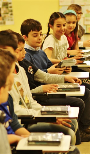 Gli studenti con i Kindle Paperwhite