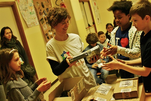 Elena Cottini, PR manager corporate Amazon Italy, consegna i Kindle Paperwhite agli studenti