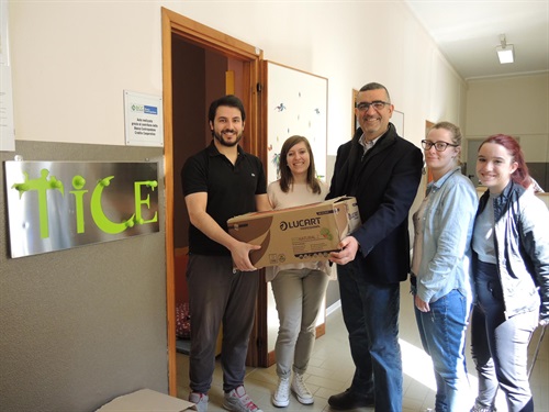 Consegna dei materiali all'istituto TICE