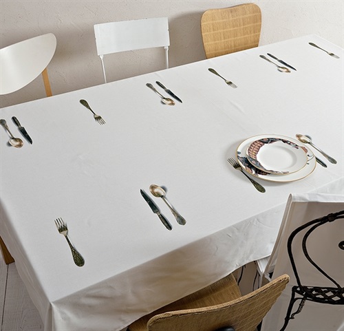 Tovaglia bianca con posate in cotone 140 x 240 cm.jpg