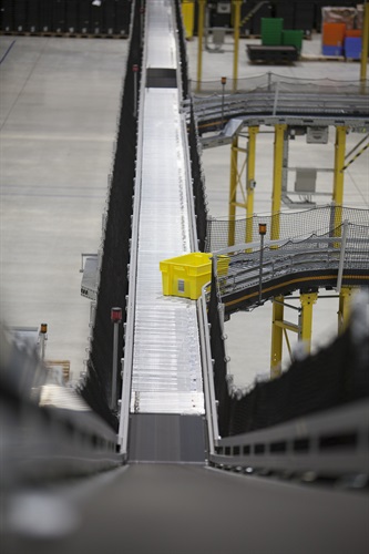 6 - Tamite i nastri trasportatori, i tote arrivano nelle aree di stoccaggio della merce