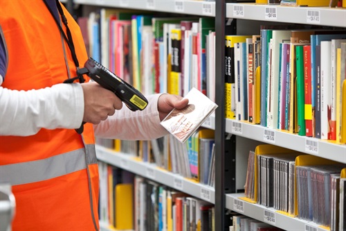 9 - dopo il click, l'ordine del prodotto arriva sullo scanner di un picker, l'operatore addetto al recupero del prodotto ordinato. Al picker viene suggerito il percorso ottimale per recuperare tutti i prodotti inclusi nell'ordine e presenti in div