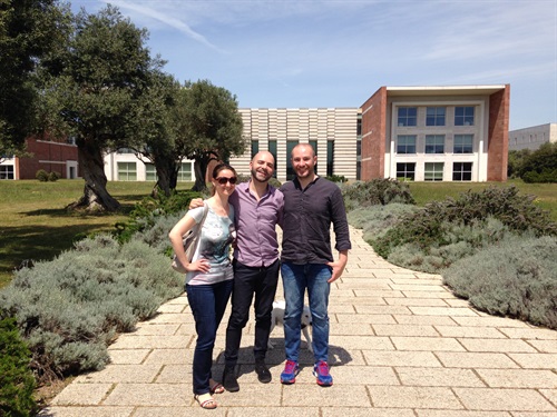 I founders di Wayonara davanti alla sede operativa di Nextop presso Tiscali OpenCampus a Cagliari: da sinistra Christiane Bojer, Salvatore Baldinu e Carlo Oppo