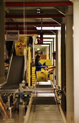 10 - I prodotti dell'ordine, raccolti nel tote, vengono inviati mediante nastri trasportatori all'area dedicata al pack, al confezionamento