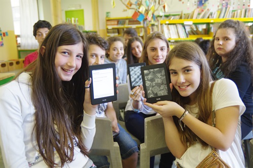 Due studentesse della 1F con il Kindle Paperwhite