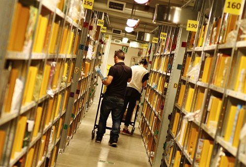 7 - nella fase di stoccaggio, i prodotti vengono messi a scaffale; l'addetto sceglie un posto evitando di accostare prodotti simili (per evitare così errori nella fase di prelievo del prodotto quando arriva l'ordine dal cliente) e comunica al siste