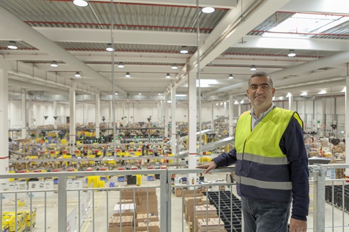 2 - Tareq Rajjal, AD Amazon Logistica Italia, mostra l'area Inbound, dove viene ricevuta la merce in entrata