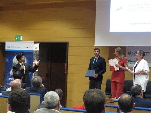 Il Vincitore del progetto 'Cattle Mettle' premiato dal Dott. Gennaro Monacelli e dalla Dott.ssa Diana Battaggia