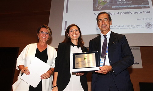 La vincitrice del progetto ' Fico D'India' premiata  dal Dott. Giuseppe Sala e dalla Dott.ssa Diana Battaggia