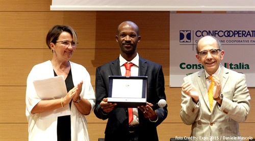 Il Vincitore del progetto 'Burundi Smallholders's Livestock Network BUSLIN' premiato dal Dott. Cristiano Maggipinto con la Dott.ssa Diana Battaggia 