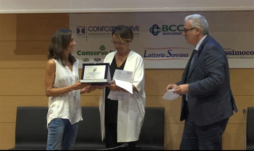 La vincitrice del progetto 'JellyFish' premiata dal Dott. Roberto Reali e dalla Dott.ssa Diana Battaggia