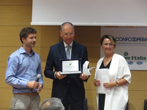 Il Vincitore del Progetto 'Foodwa' premiato da Gianfranco Dentella e dalla Dott.ssa Diana Battaggia