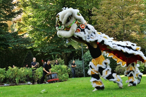 Un momento della cerimonia della danza del leone