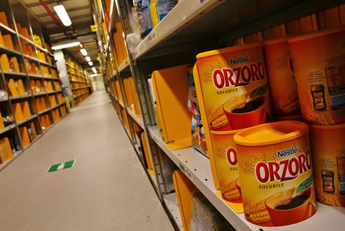 Scaffali con prodotti del negozio Alimentari