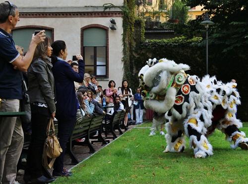 Un momento della cerimonia della danza del leone