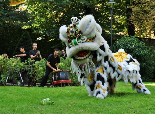 Un momento della cerimonia della danza del leone