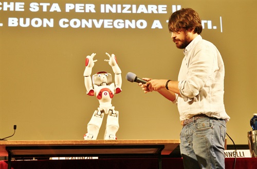 Il robot Nao introduce il convegno. Nao è stato creato per la didattica verso gli studenti autistici