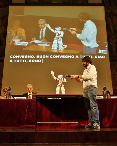 Il robot Nao introduce il convegno. Nao è stato creato per la didattica verso gli studenti autistici