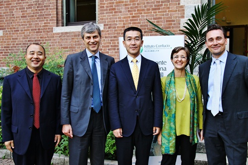 Da destra: Yu Youxue, direttore cinese dell’Istituto Confucio dell’Università Cattolica; Stefano Baraldi, pro rettore dell’Università Cattolica; Zhao Xiangdong, console per la Scienza e la Tecnologia, l’Educazione e la Cultura presso il Consolato gen