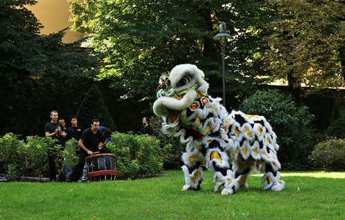 Un momento della cerimonia della danza del leone